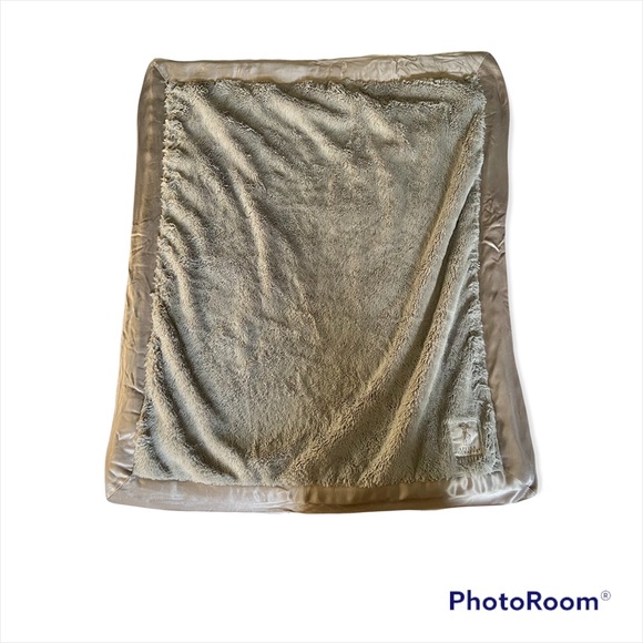 Little Giraffe Large Chenille Receiving Blanket in Silver - Picture 4 of 6